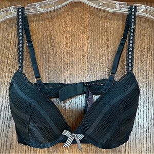 Victoria’s Secret - Black lace Push-Up Bra

Size: 34B